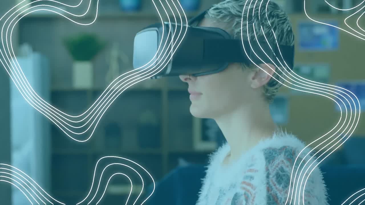 Animaatio yhteyksien verkosta VR-lasit päässään olevan naisen yllä.