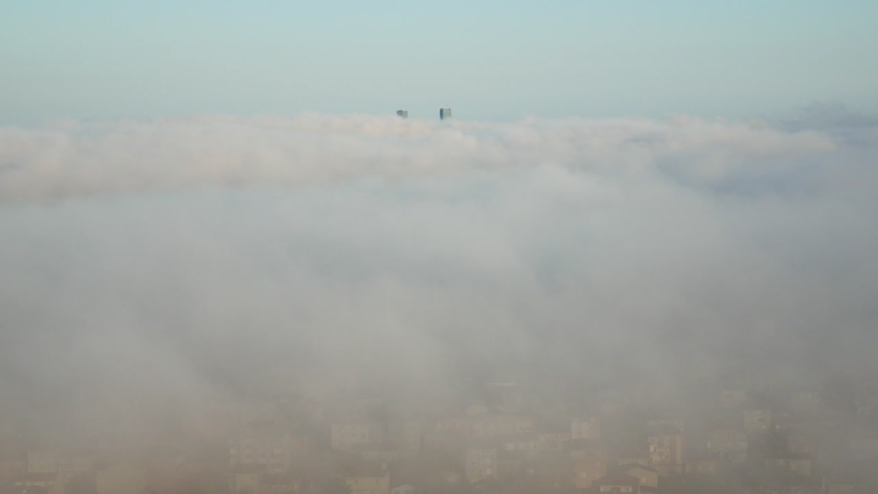 안개로 뒤인 도시