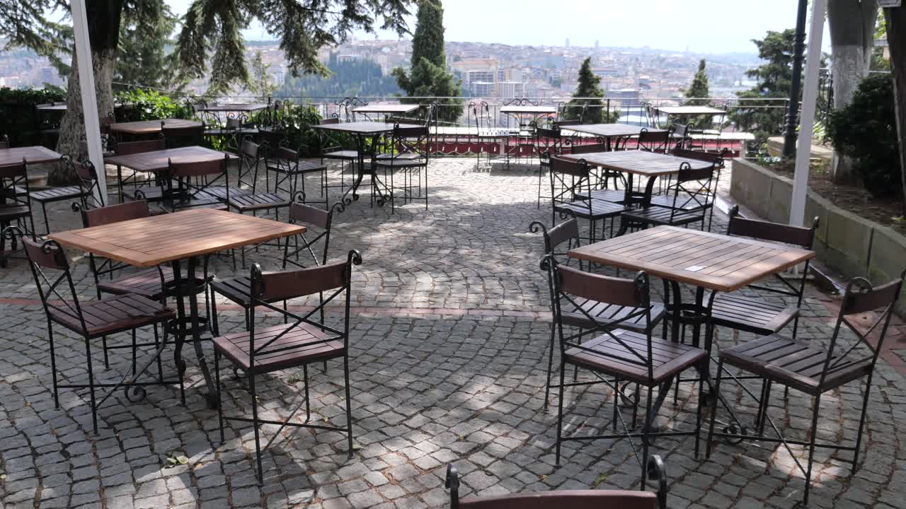 도시 전망을 가진 빈 야외 카페