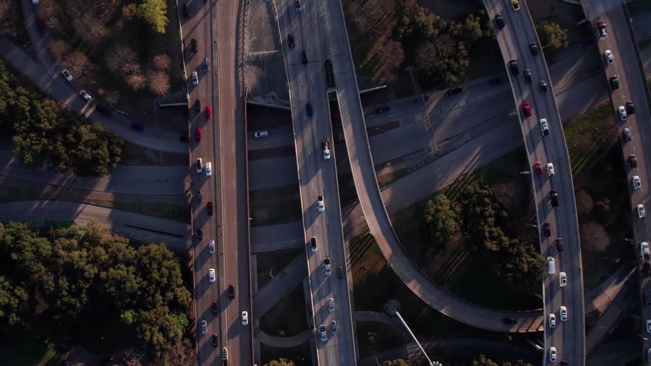 Pemandangan Udara Lalu Lintas di Persimpangan Jalan Raya dan Jembatan Layang Amerika, Rekaman Drone dari Atas