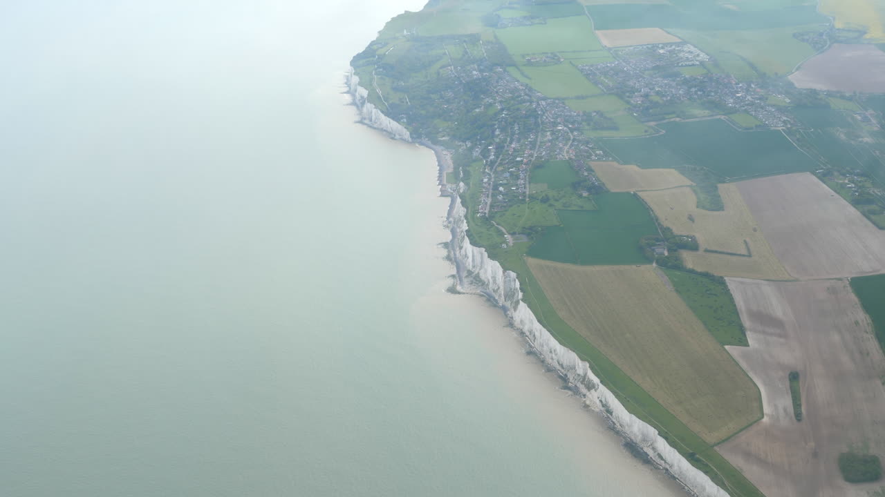영국 켄트에 있는 도버의 하얀 절벽 위에서 그림 같은 전망