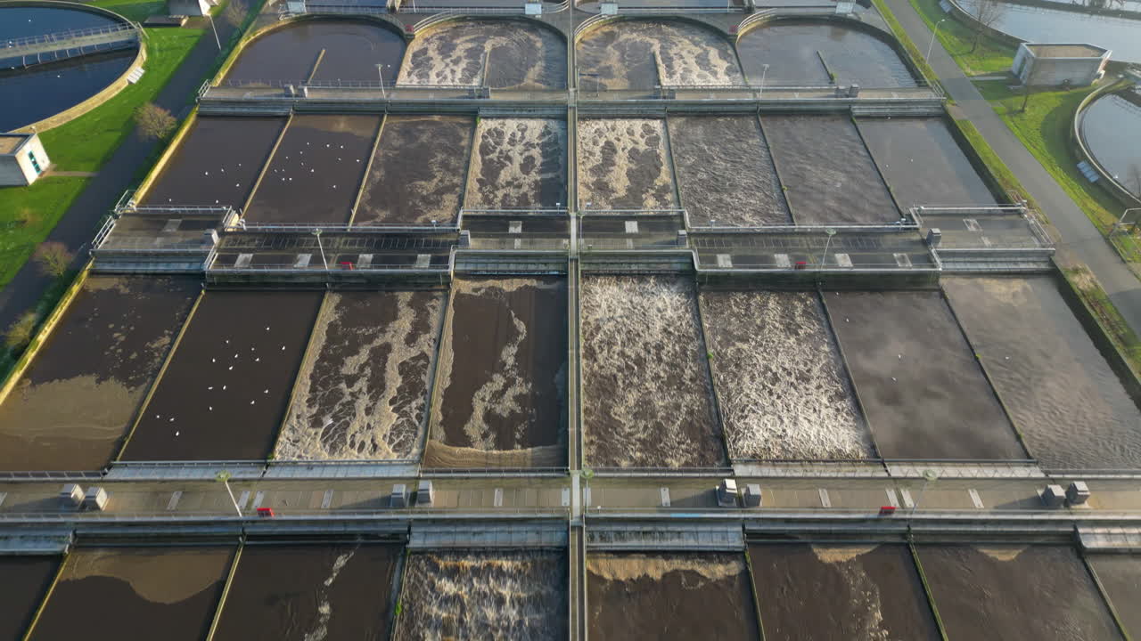 공중에서 볼 수 있는 플라이오버 (flyover) 폐수 처리 시설, 필터링 된 하수, 공기화, 수로 채널