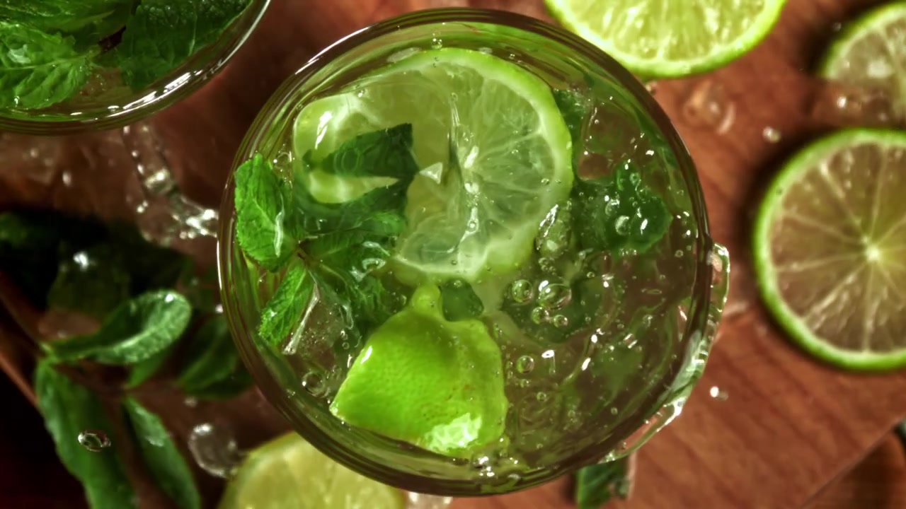Jääpalojen roiskuminen mojito-cocktailiin superhidastettuna
