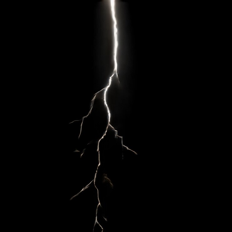Sovrapposizione animata di un fulmine drammatico che colpisce l'oscurità, video 4K trasparente, canale alfa