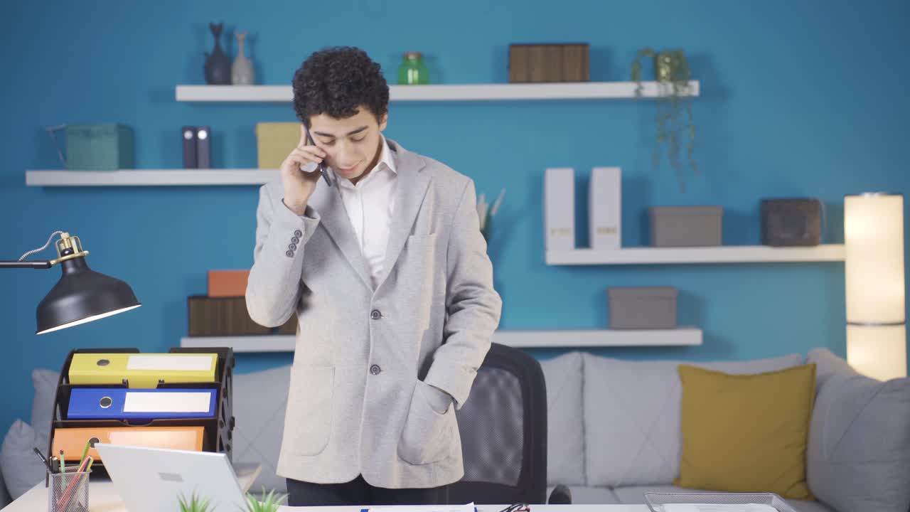 꿈꾸는 아이는 미래에 사업가가 되기를 꿈꾸고, 전화로 이야기하고, 사업을 운영합니다.