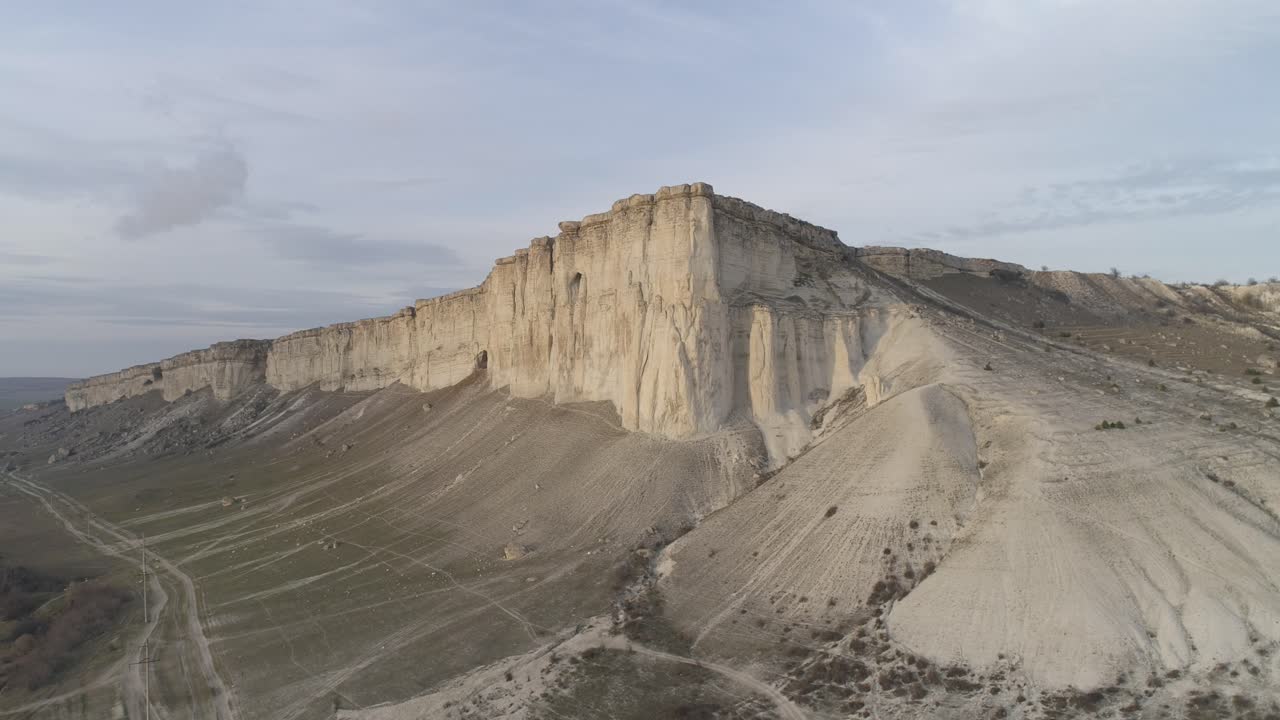 vista aérea de una majestuosa montaña de piedra caliza blanca