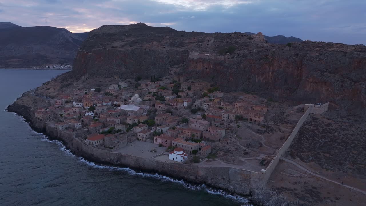 Monemvasia'da gün batımında Akdeniz kıyı şeridi.