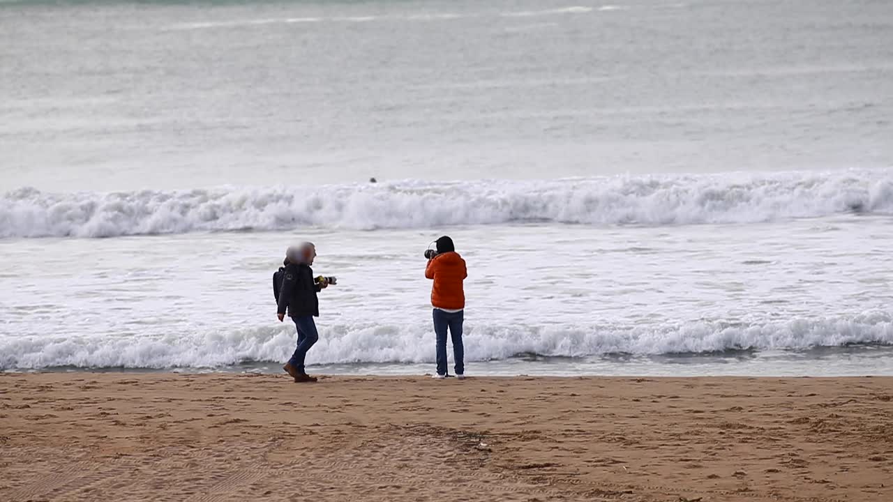 이 숨막히는 사진은 해변에서 서핑 경쟁의 흥분과 에너지를 완벽하게 포착하여 경쟁하는 서퍼의 놀라운 기술, 속도 및 짜릿함을 보여줍니다.