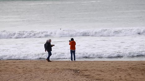 Estas-Impresionantes-Fotos-Capturan-A-La-Perfección-La-Emoción-Y-La-Energía-De-Una-Competencia-De-Surf-En-La-Playa,-Mostrando-La-Increíble-Habilidad,-Velocidad-Y-Entusiasmo-De-Los-Surfistas-Mientras-Compiten