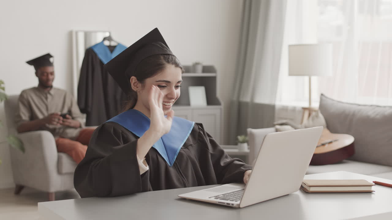 Laureata che celebra la cerimonia di laurea a casa
