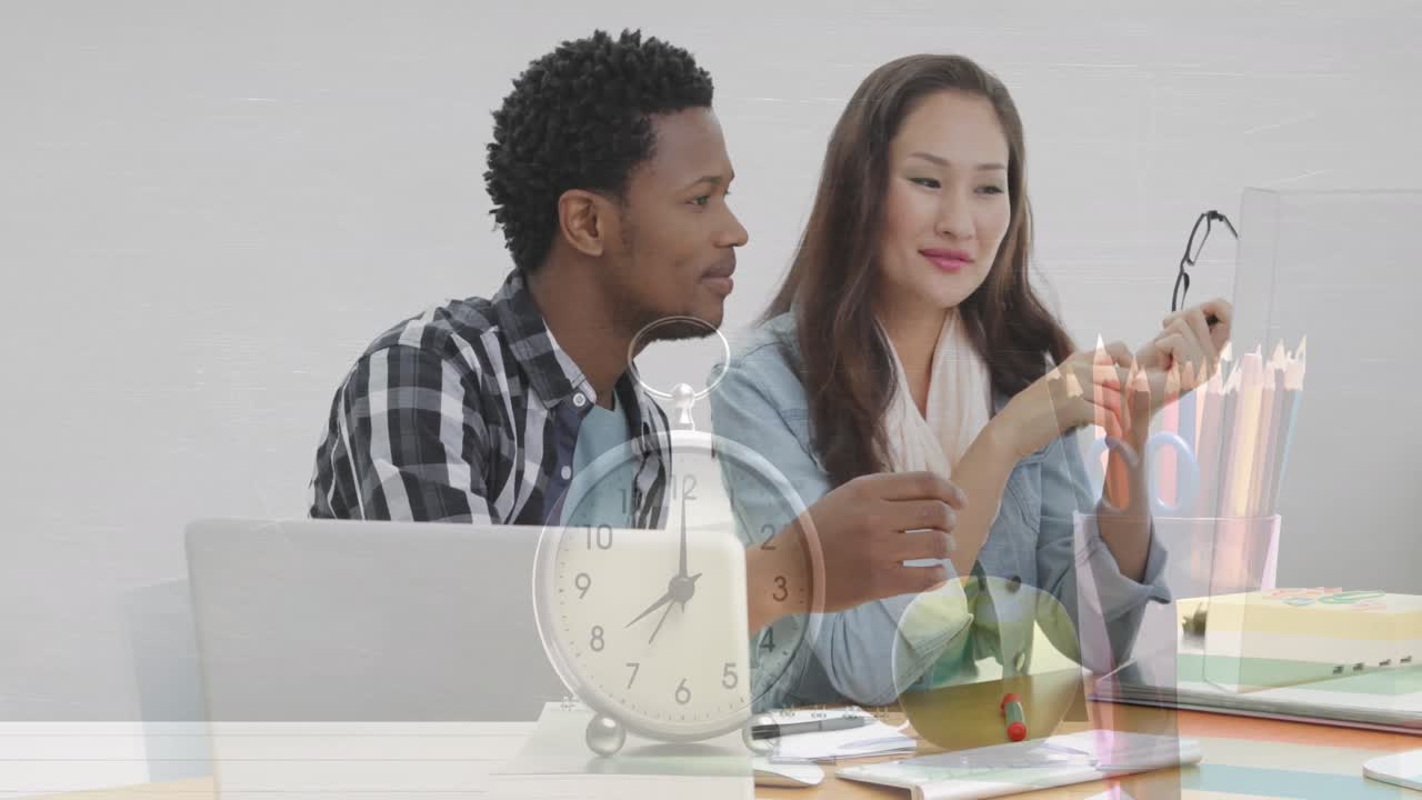 animación del reloj sobre diversas personas de negocios hablando