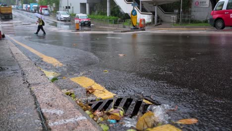 El-Desagüe-De-Una-Canaleta-De-La-Ciudad-Recoge-Una-Corriente-De-Agua-De-Lluvia-Cuando-Una-Fuerte-Tormenta-Y-Fuertes-Vientos-Golpean-E-Interrumpen-Hong-Kong-Durante-Un-Tifón-De-Verano-Tropical