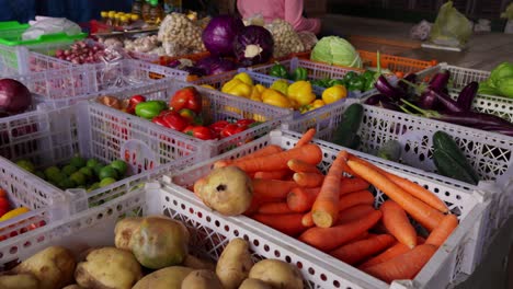 Frutas,-Hortalizas,-Exhibición-De-Cestas-En-El-Mercado-Balinés,-Panorámica.