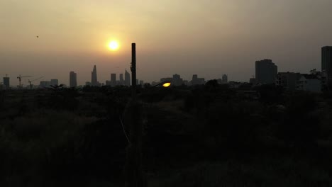 Tiro-De-Dron-De-Saigón-Durante-Una-Puesta-De-Sol-Con-Smog-Típica-De-Un-Día-Con-Una-Lectura-Extrema-De-Contaminación-Del-Aire-En-El-Sudeste-Asiático