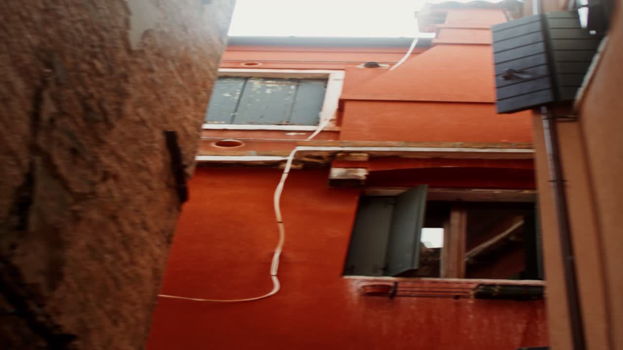 callejón veneciano con edificios rojos