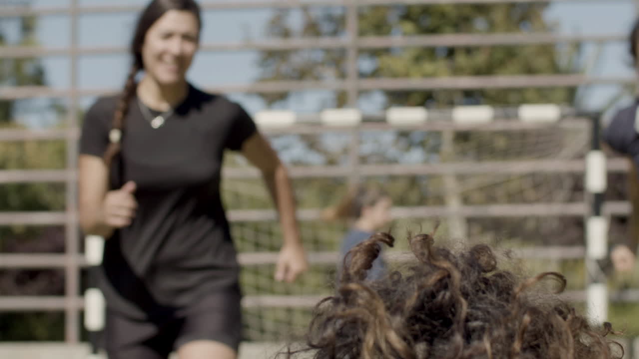 vista frontal de alegres futbolistas femeninas regocijándose de la victoria en el campo