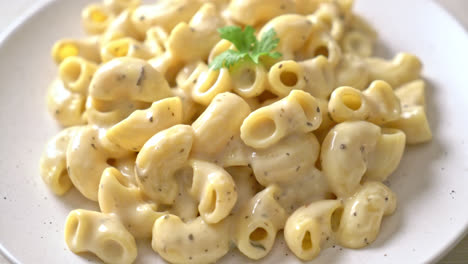 macarrones con queso con hierbas en un tazón