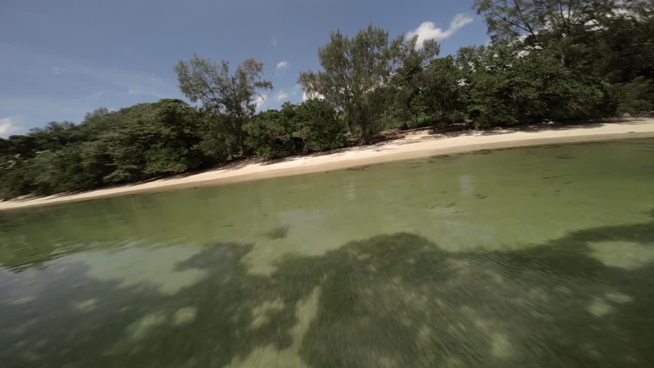 Drone FPV che vola su una spiaggia alle Seychelles, video di alberi incredibili, rocce delle Seychelles, litorale e paesaggi circostanti delle Seychelles.