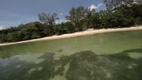FPV-Drohne-Fliegt-An-Einem-Strand-Auf-Den-Seychellen,-Video-Von-Unglaublichen-Bäumen,-Den-Felsen-Der-Seychellen,-Der-Küste-Und-Den-Umliegenden-Landschaften-Der-Seychellen