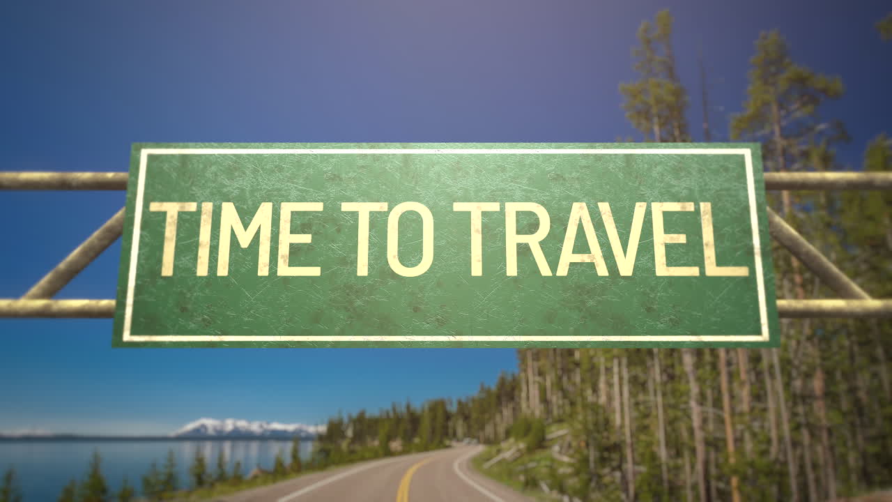 tiempo para viajar en señal de carretera con carretera y bosque durante el día