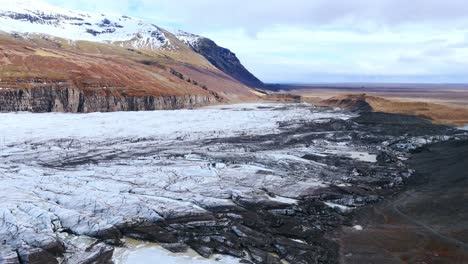 Escarpado-Paisaje-Del-Valle-Glaciar-De-Svinafellsjokull-Con-Hielo