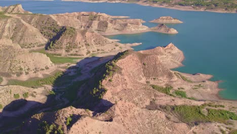 vuelo sobre el embalse al atardecer