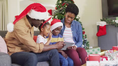 Glückliche-Afroamerikanische-Familie-Mit-Tablet-Videoanruf