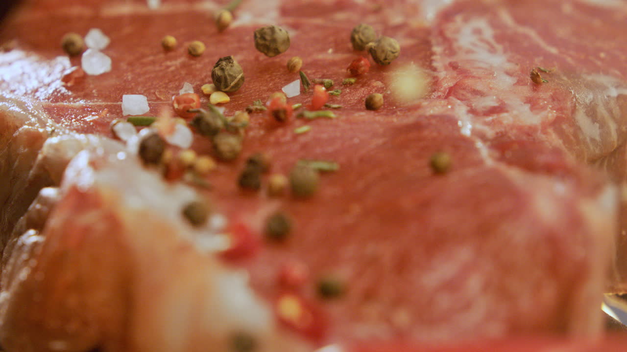 향신료가 첨가된 생 스테이크