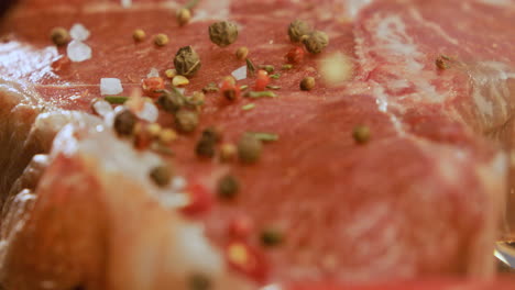bistec crudo con condimentos