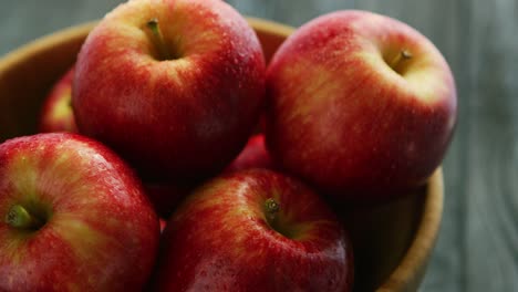 primer plano de manzanas rojas en un tazón