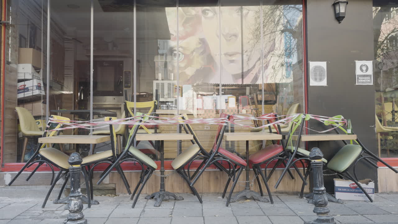 사회적 거리 두기 조치로 문을 닫은 카페