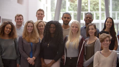 Eine-Gruppe-Von-Universitätsstudenten-Steht-Still-In-Der-Modernen-Lobby