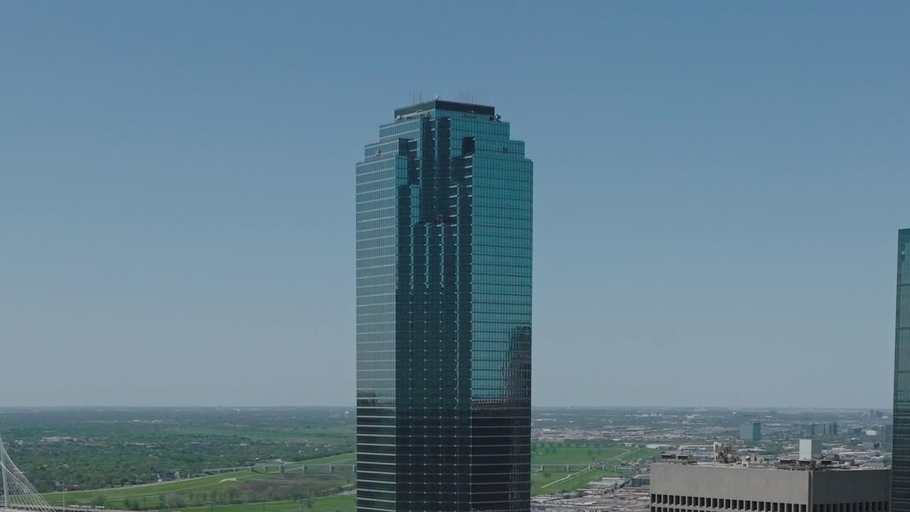 Horizonte de Dallas, no centro da cidade, com edifícios e estradas vistos de cima