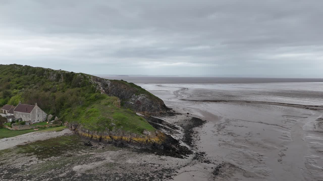 Panoramatický letecký záběr dronu odhalující odlehlý statek v Weston-super-Mare, Spojené království.