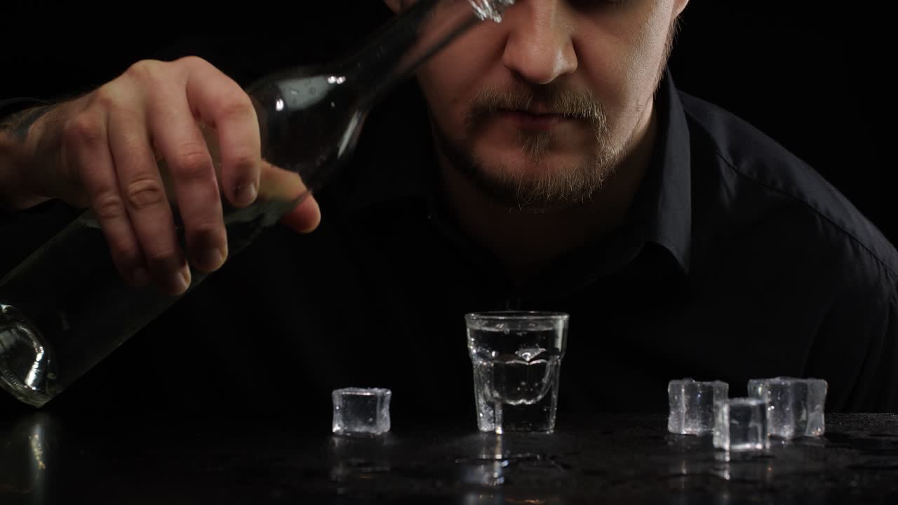 hombre alcohólico vertiendo, bebiendo bebida fría sake, tequila, ron o vodka, concepto de adicción al alcohol