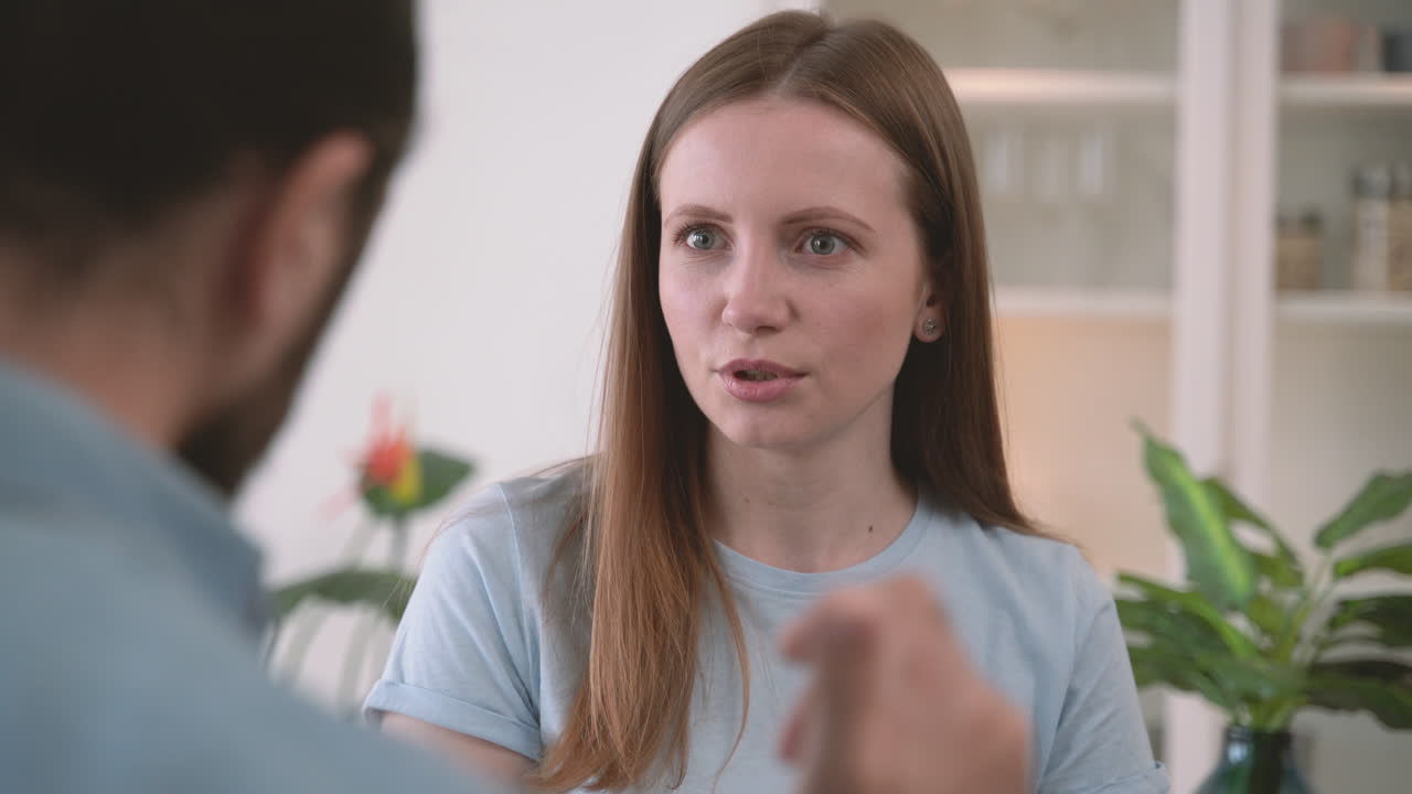 привлекательная женщина начинает и спорит с мужчиной