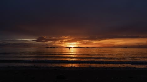 Ehrfürchtiger-Sonnenuntergangzeitraffer-In-Koh-Jum-Golden-Pearl-Beach,-Thailand