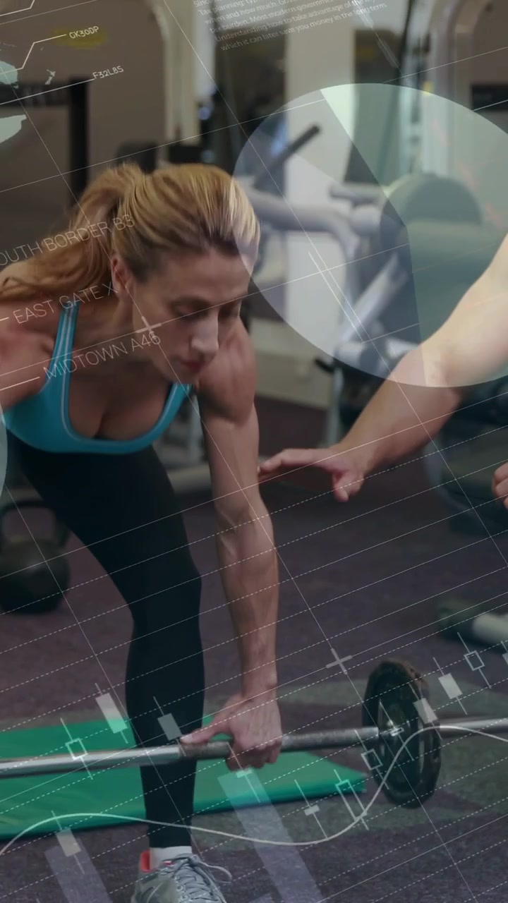 Video verticale: Donna che esegue un rematore con bilanciere dopo che l'allenatore le ha indicato la presa su un tappetino da palestra, con dati percentuali in aumento per la forma.