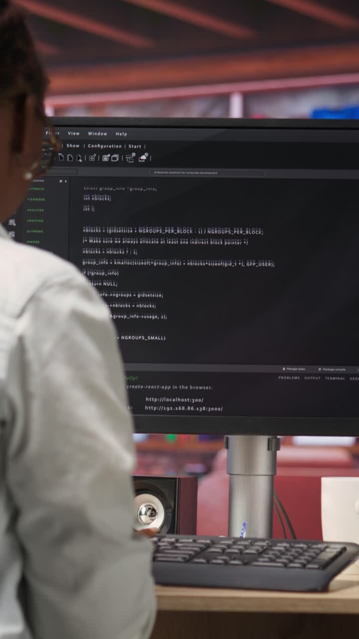 Vertikal video: Programmør taster kode ind på pc, indtaster kommandoer, kører script