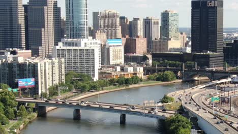 Autopista-Interestatal-676-Y-Tráfico-En-El-Puente-Sobre-El-Río-Schuylkill