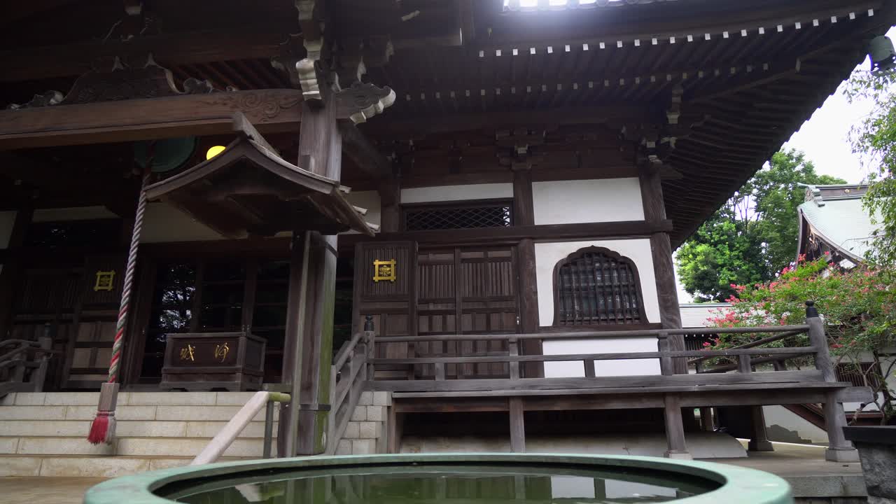 In many Buddhist temples in Japan there are various sculptures of different deities of that religion. Here is a very particular sculpture and a beautiful architectural design of his building.