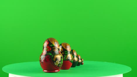 Matrjoschka-Matrjoschka-Puppenset-Sammlung-Auf-Einem-Plattenspieler-Mit-Greenscreen-Zur-Hintergrundentfernung