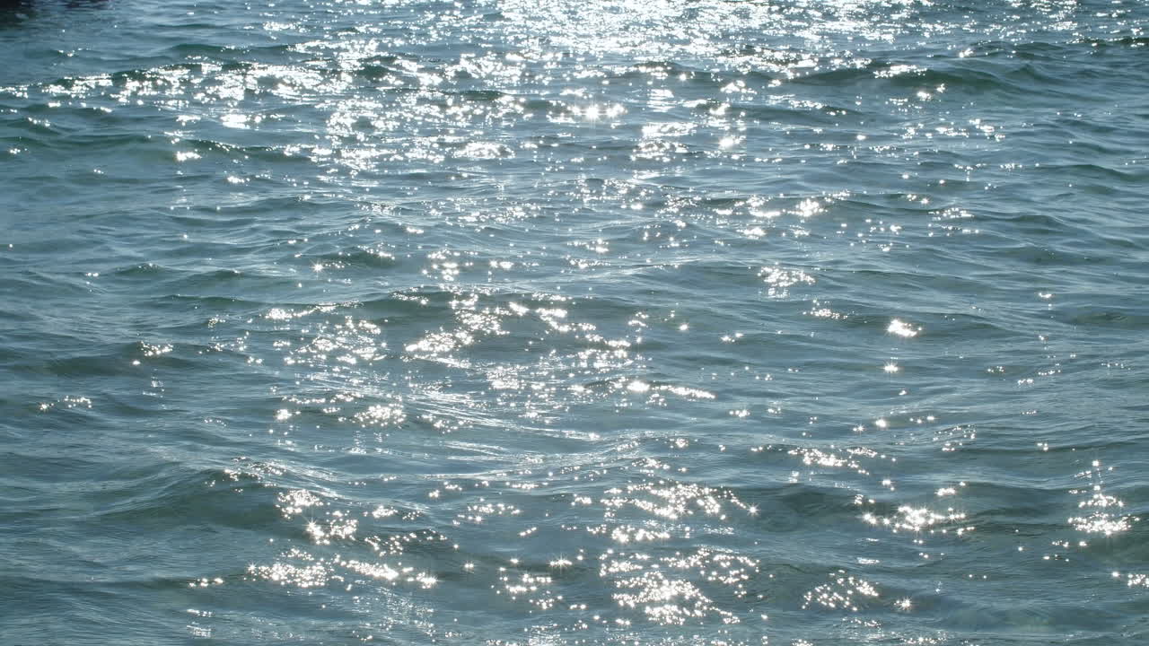 Onde, riflesso del sole sull'acqua, blu astratto, Francia