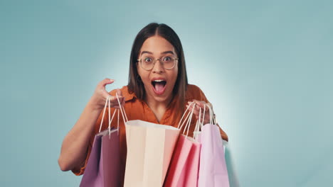 Mujer-Feliz,-Bolsa-De-Compras-Y-Celebración