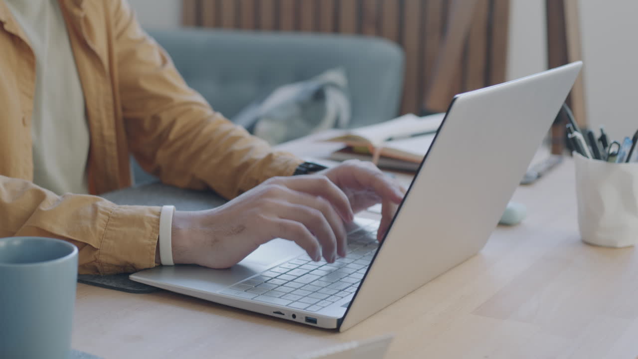 노트북 작업을 하는 사람