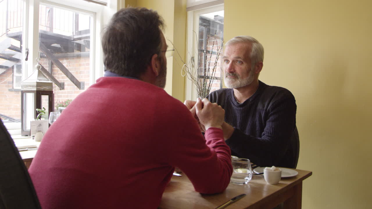 Pareja gay masculina romántica en un hotel boutique, filmado en R3D