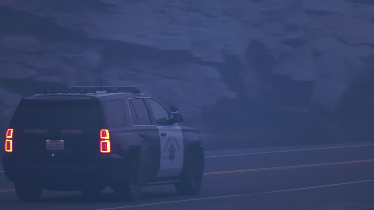 희미한 협곡 도로에 타는 불