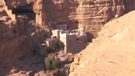 Cerca-Del-Hermoso-Monasterio-Cristiano-De-St-George-En-Las-Colinas-De-Judean-Cerca-Del-Mar-Muerto