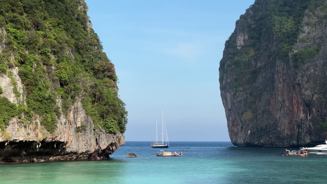 Lối vào hẹp đến một đầm phá nhiệt đới ẩn mình ở Thái Lan với những vách đá vôi dựng đứng.