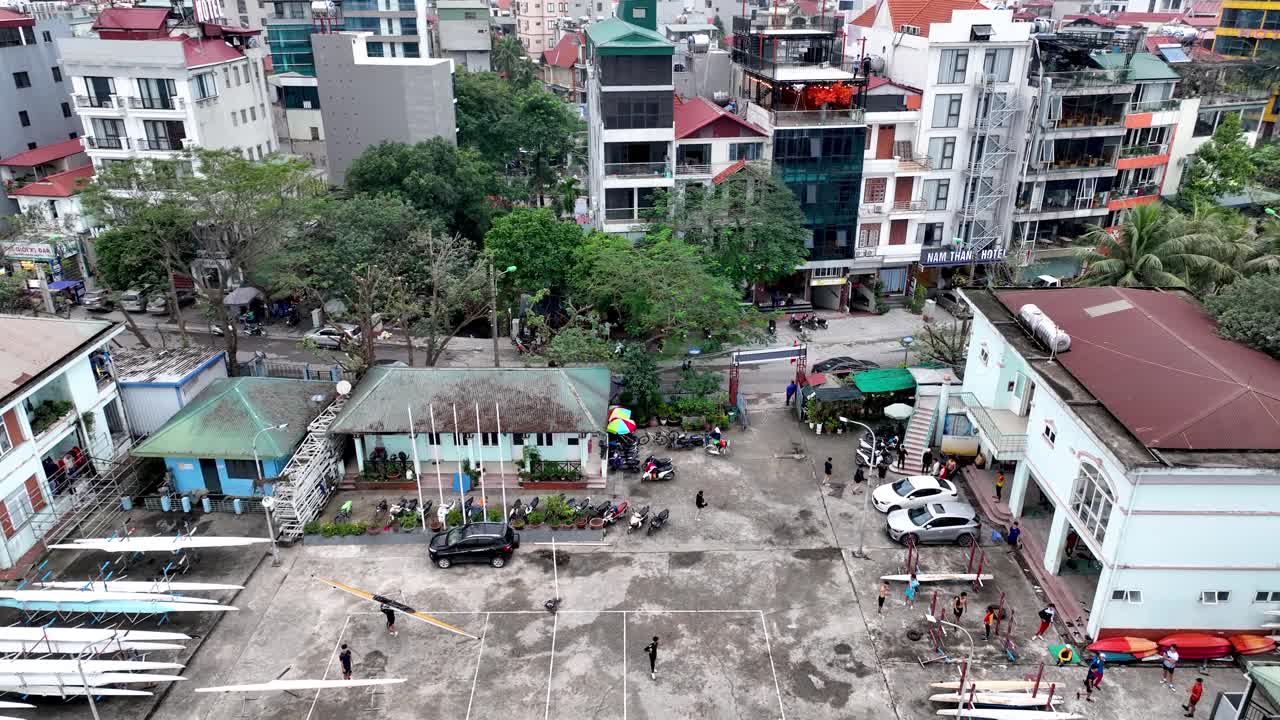 호타이 보트 클럽 (ho tay boat club) 은 아름다운 서쪽 호수 (west lake) 에 위치한 보트 클럽이다.